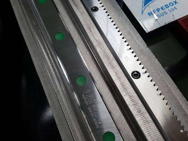 Machine de découpe laser à fibre CNC (Laser à fibre IPG de forte puissance – 500W, 700W, 1000W)