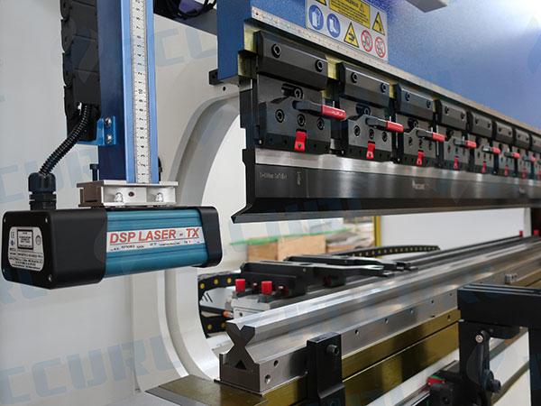  Plieuse avec outil supérieur standard et outils inférieurs avec une forme 4V